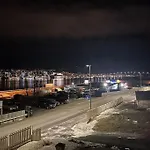 Sentralt Pa Fastlandet Og Gaavstand Til Alle Fasiliteter! Apartamento *